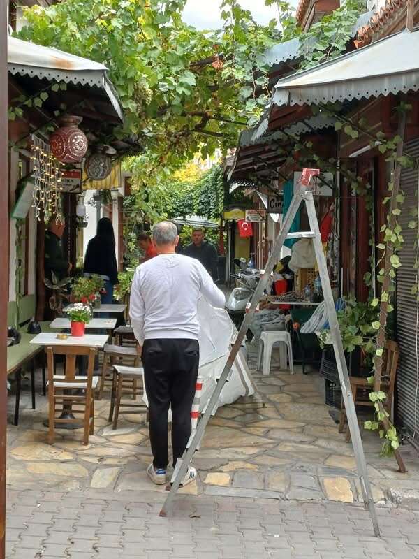 Muğla Arastası’nda İş Yine Esnafa Düştü: Yağmura Karşı Brandalı Önlem 5